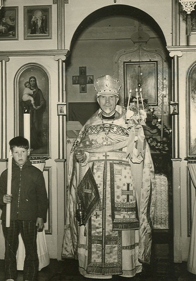 Prêtre orthodoxe (philippe-CHPORTACK) enfant dans l’église d’Ugine
